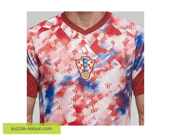 克罗地亚棋盘球衣在最新世界杯热潮中备受关注，展现出独特风格与文化魅力。